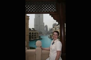 Annette vor dem Burj Dubai